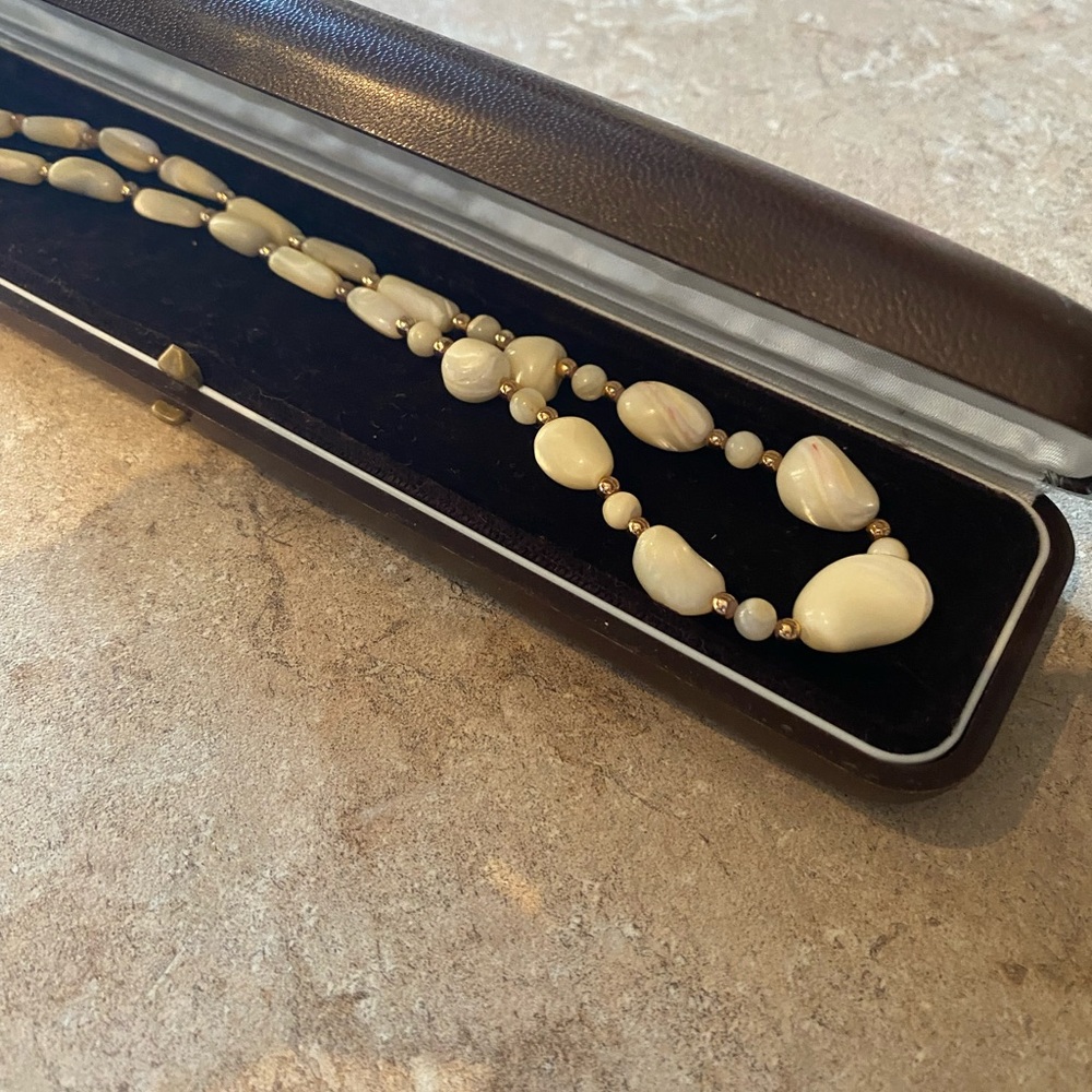 Elegant Vintage 1940s Oval Pearls Necklace